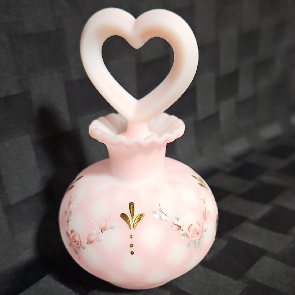 Exquisite Fenton Handpainted Diamond Rose Quilted w/Heart Stopper Perfume Bottle - Picture 4 of 16
